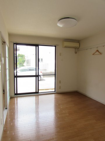 パークハイツB棟の寝室|明るい洋室です