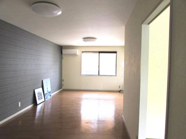 パークハイツB棟の居間・リビング|リビングはアクセントクロス使用