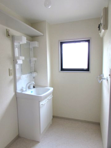 パークハイツB棟の独立洗面台|朝の身支度には欠かせない独立洗面化粧台