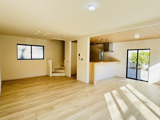 八王子市　北野台　新築一戸建て　２８期の居間・リビング|～23.5帖の明るいLDKで、家族団欒の時間をお過ごしいただけます～