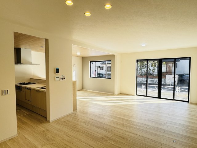 八王子市　北野台　新築一戸建て　２８期の居間・リビング|～23.5帖の明るいLDKで、家族団欒の時間をお過ごしいただけます～