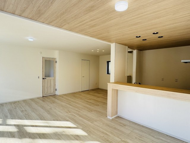 八王子市　北野台　新築一戸建て　２８期の内装|～23.5帖の明るいLDKで、家族団欒の時間をお過ごしいただけます～