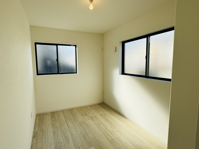 八王子市　北野台　新築一戸建て　２８期の洋室|～2階5.0帖の洋室　2面採光で明るく風通しの良いお部屋です～