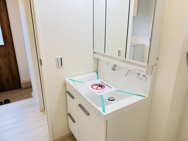 八王子市　北野台　新築一戸建て　２８期の独立洗面台|～３面鏡付きの独立洗面台　細々している物をスッキリ収納出来ます～