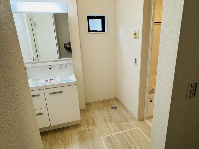八王子市　北野台　新築一戸建て　２８期の脱衣所|～窓付きで明るい洗面所　換気もしやすいです～