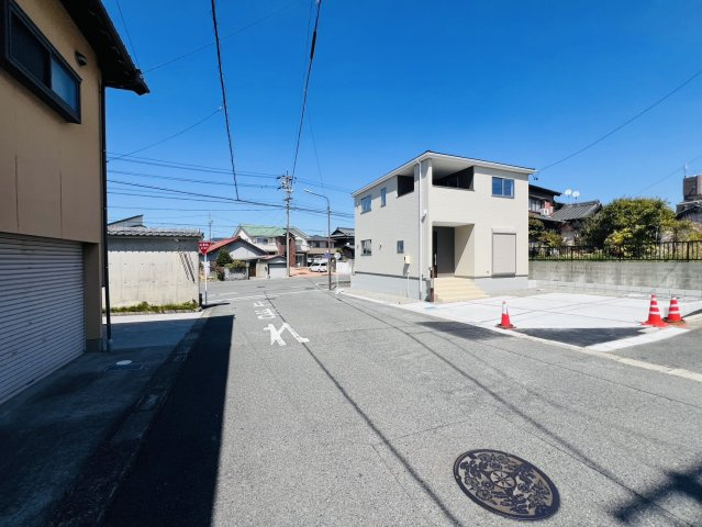 半田市新居町三丁目6番『仲介手数料無料』新築戸建ての前面道路含む現地写真