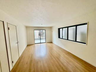 【居間・リビング】 | 東山　新築分譲住宅　全３区画 | 【全棟ＬＤＫ約１９帖以上】家族を身近に感じるリビング階段ですよ♪居心地良く、ご家族皆がゆったり寛げる憩いの空間となりそうです♪