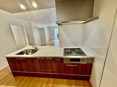 【キッチン】 | 東山　新築分譲住宅　全３区画 | 【食器洗浄機・３口コンロのシステムキッチンです】対面式を採用したキッチンですので、リビングで寛ぐご家族をいつも感じられます！会話を楽しみながら家事ができますね♪