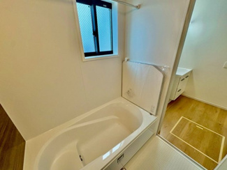 【浴室】 | 東山　新築分譲住宅　全３区画 | 【浴室乾燥機付いてますよ！】一坪以上の浴室でのびのび一日の疲れを癒して下さいね！浴室に窓が付いているので、換気ができて湿気やカビ防止になりますよ♪