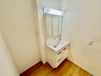 【独立洗面台】 | 東山　新築分譲住宅　全３区画 | 【シャワー付洗面台ありますよ】ゆとりのある洗面室ですよ♪朝の身支度もスムーズにできますね！