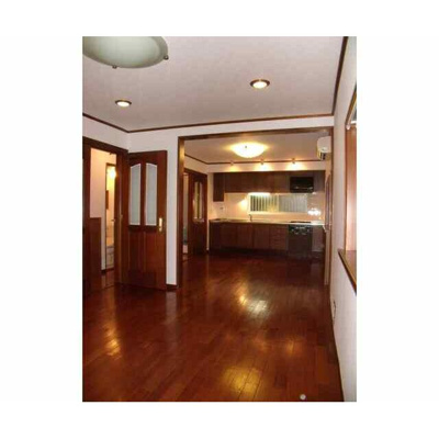 【居間・リビング】 | 杉並区和泉４丁目貸家 | 15.0帖のきれいなLDK。