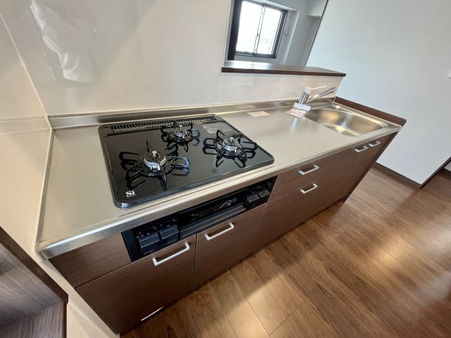 マンションRのキッチン|3口コンロ・グリル付のシステムキッチンです♪