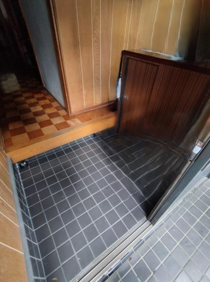 東大阪市菱屋東2丁目　中古戸建の玄関