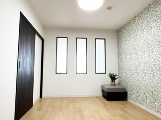 【洋室】 | メゾンドルチェ山の手  | 5.2帖のリビング横洋室♪明り採りのスリット窓がおしゃれです♪