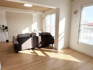 【居間・リビング】 | メゾンドルチェ山の手  | 陽の光が差し込む明るいリビングダイニング♪リビングは内窓ペアサッシに交換済み♪