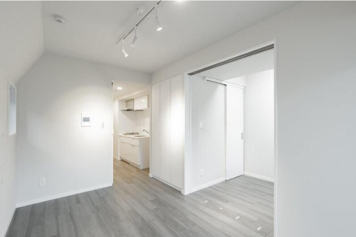 ユーレジデンス目黒東山　フリーレント1ヵ月　築浅　礼金0の居間・リビング