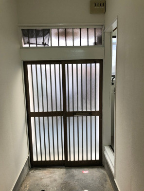 大阪市生野区巽中　中古テラスハウスの玄関