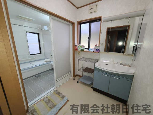 【独立洗面台】 | 矢田町中古戸建 | 独立洗面台あり、毎朝おしゃれに忙しい女性の方におすすめです