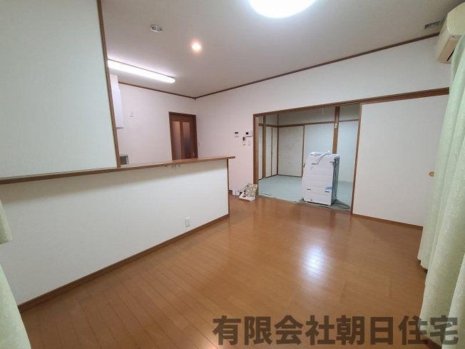 【居間・リビング】 | 矢田町中古戸建 | ゆったりとしたリビングです