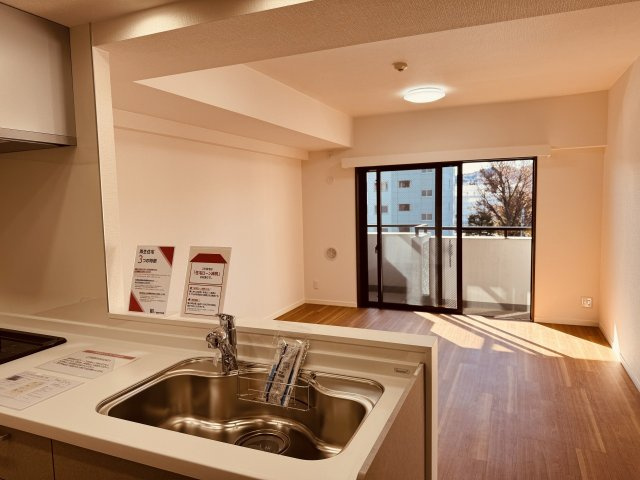 センチュリーめじろ台の居間・リビング|～13.7帖の明るいLDKで、家族団欒の時間をお過ごしいただけます～