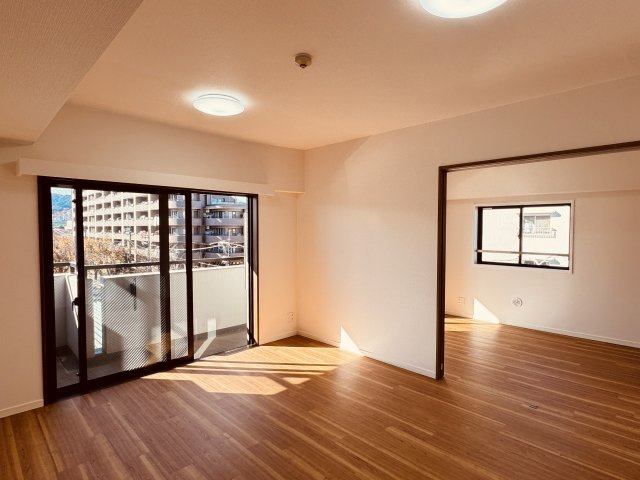 センチュリーめじろ台の居間・リビング|～13.7帖の明るいLDKで、家族団欒の時間をお過ごしいただけます～