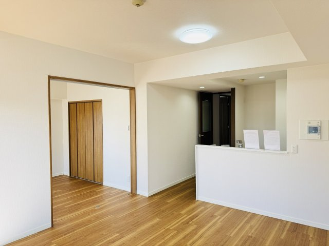 センチュリーめじろ台の内装|～13.7帖の明るいLDKで、家族団欒の時間をお過ごしいただけます～