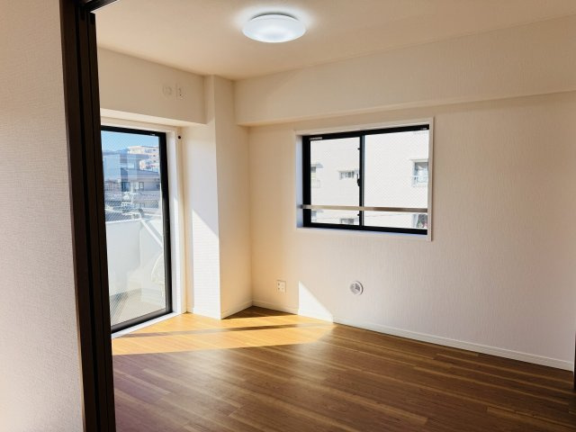 センチュリーめじろ台の洋室|～リビングに隣接している6.0帖の洋室です～