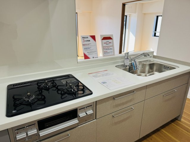 センチュリーめじろ台のキッチン|～３口コンロと広い調理台でお料理が捗ります～