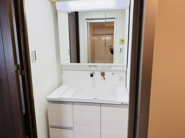 センチュリーめじろ台の独立洗面台|～新規交換済、３面鏡付きの独立洗面台　細々している物をスッキリ収納出来ます～