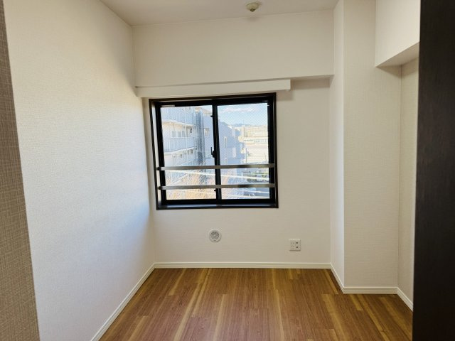 センチュリーめじろ台の子供部屋|～5.0帖の洋室です～