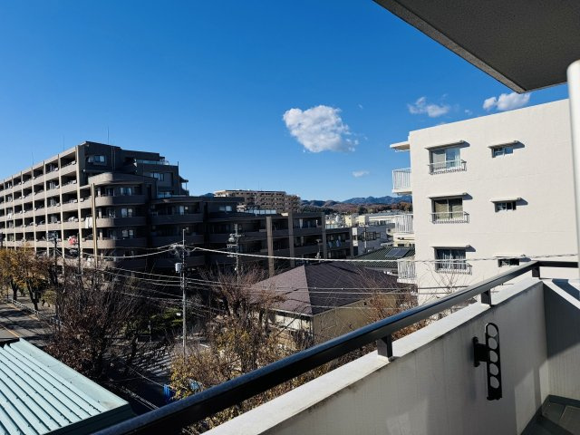 センチュリーめじろ台のバルコニー|～2ヶ所から出入り可能なバルコニー　陽当たり良好、洗濯物がよく乾きそうです～