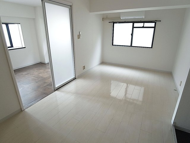 トルテアラタの居間・リビング|リビング広々としており、エアコンも完備