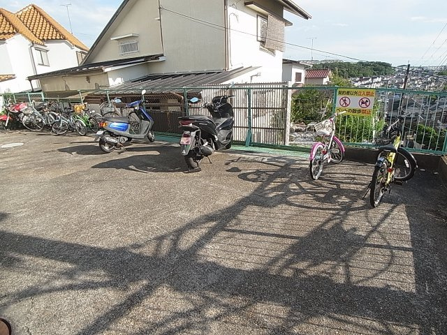 オレンジマンションのその他共用部分|敷地内にバイクや自転車停めれます