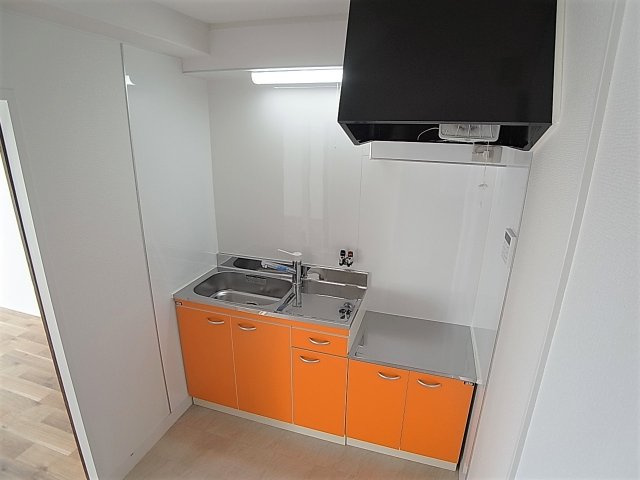 オレンジマンションのキッチン|オレンジのビタミンカラーが映えるキッチン