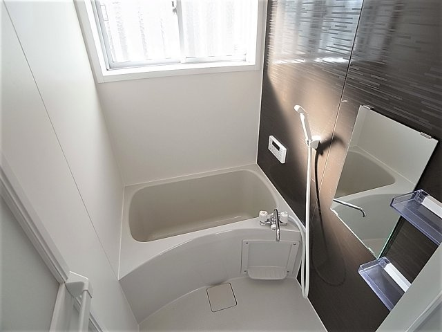 オレンジマンションの浴室|入れ替え済の追炊き・窓付きのバスルーム