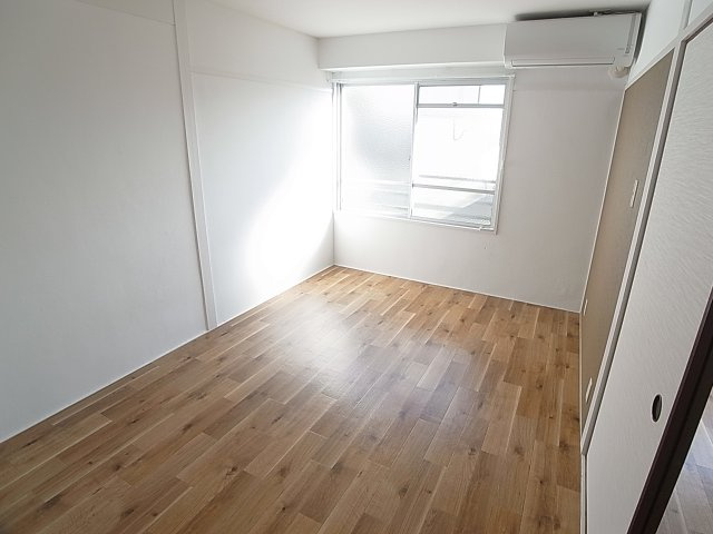 オレンジマンションの洋室|6帖の洋室、ご覧の明るさです