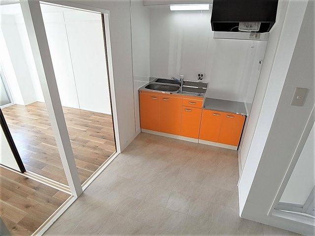 オレンジマンションの居間・リビング|リノベーションされた室内