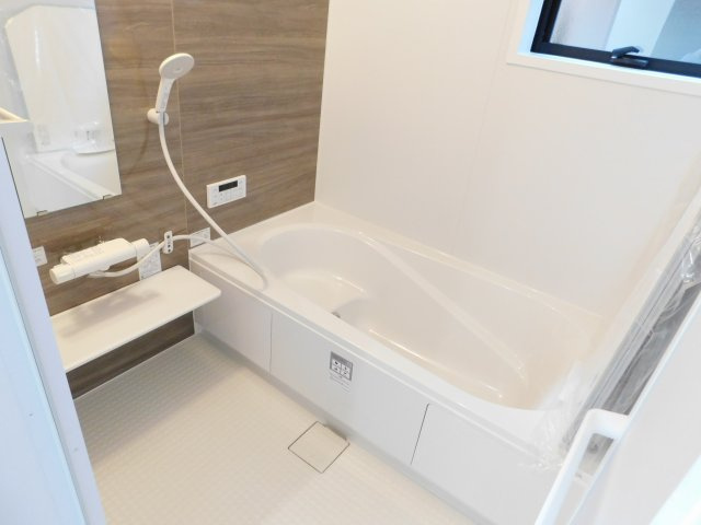 あま市二ツ寺六町の新築一戸建の浴室|◇浴室◇　　広い１坪サイズ（ＬＩＸＩＬ）・浴室暖房乾燥機・断熱浴槽・エコベンチ浴槽・お手入れ楽々カウンター・キレイサーモフロア・オートバス・バリアフリーバス・追い焚き・浴室窓あり