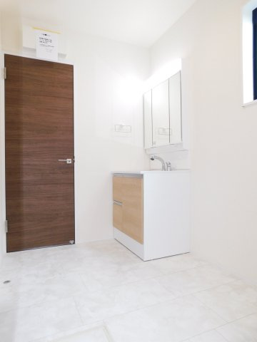 あま市二ツ寺六町の新築一戸建の洗面所|◇洗面室◇　　広い洗面室！！　三面鏡シャンプードレッサー　くもり止め仕様　床下収納庫完備　　