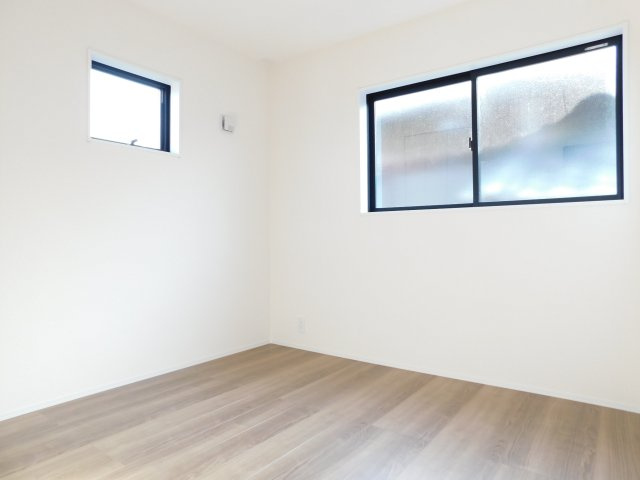 あま市二ツ寺六町の新築一戸建の洋室|◇２階洋室◇　　２面採光で明るい洋室４．６９帖　全居室収納完備！