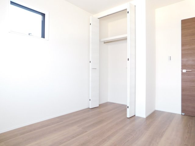 あま市二ツ寺六町の新築一戸建の洋室|◇２階洋室◇　　２面採光で明るい洋室５．４４帖　全居室収納完備！