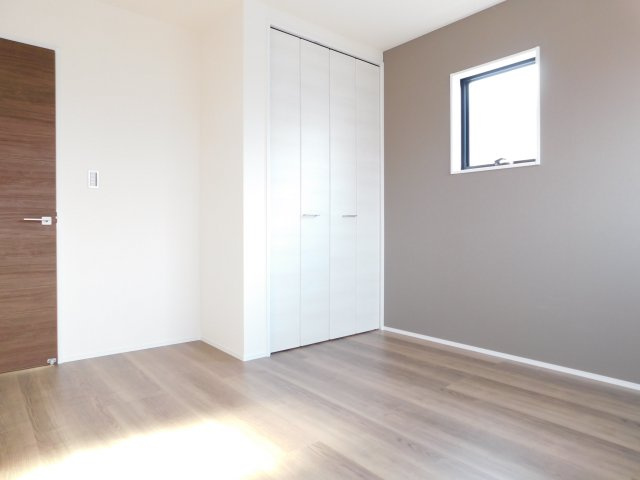 あま市二ツ寺六町の新築一戸建の洋室|◇２階洋室◇　　２面採光で明るい洋室６．４４帖　全居室収納完備！