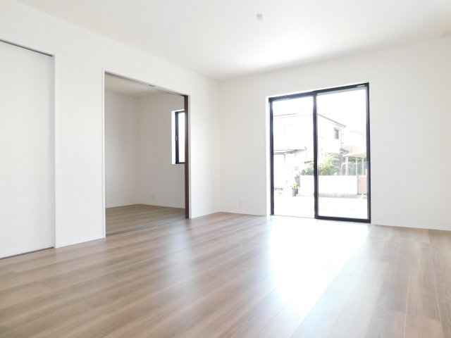 あま市二ツ寺六町の新築一戸建の居間・リビング|◇リビング◇　　２面採光で明るいリビング１５．７５帖　開放的なリビング♪