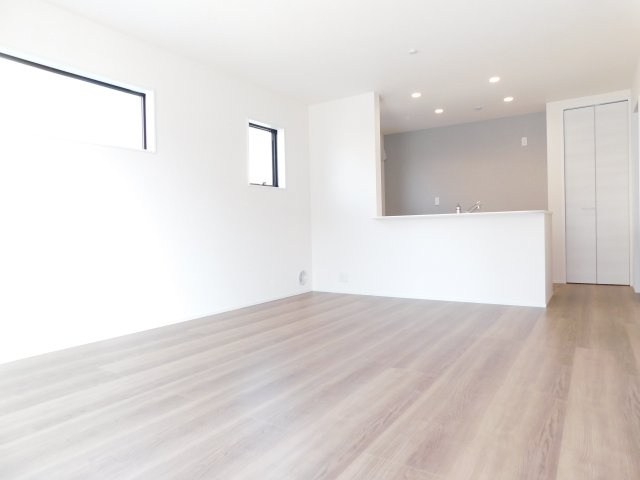 あま市二ツ寺六町の新築一戸建の居間・リビング|◇リビング◇　　２面採光で明るいリビング１５．７５帖　リビングが見渡せて子育てに嬉しい対面キッチン♪