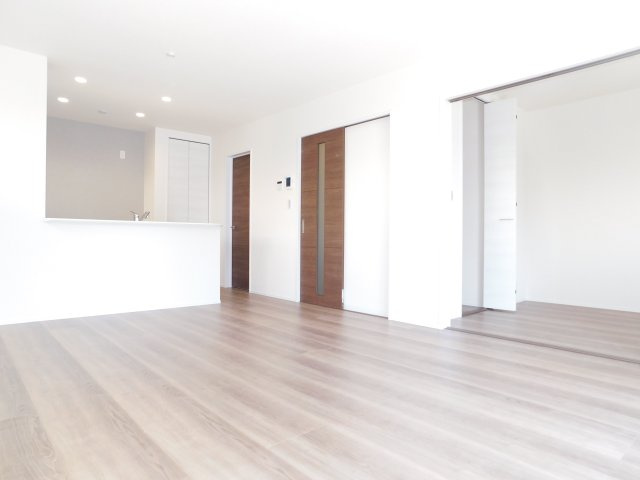 あま市二ツ寺六町の新築一戸建の居間・リビング|◇リビング◇　　２面採光で明るいリビング１５．７５帖　隣の洋室と続き間で最大１９．５帖♪