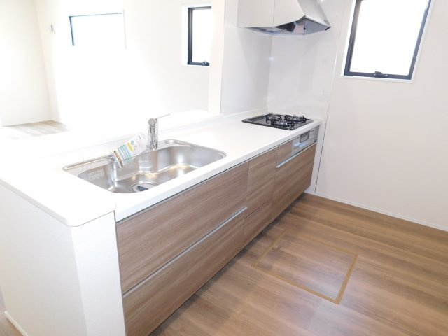 あま市二ツ寺六町の新築一戸建のキッチン|◇キッチン◇　　人気の対面式・人造大理石カウンター・浄水機能付ハンドシャワー・静音仕様シンク・スローインクローズレール・Ｓｉセンサーコンロ（３口）・床下収納庫