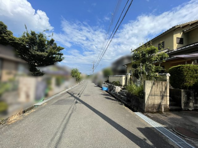 橋本市城山台4丁目・中古戸建・54724の前面道路含む現地写真