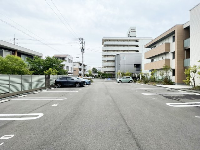 Ｓｈａ　Ｍａｉｓｏｎ　Ｌａ．Ｐｏｕｓｅの駐車場