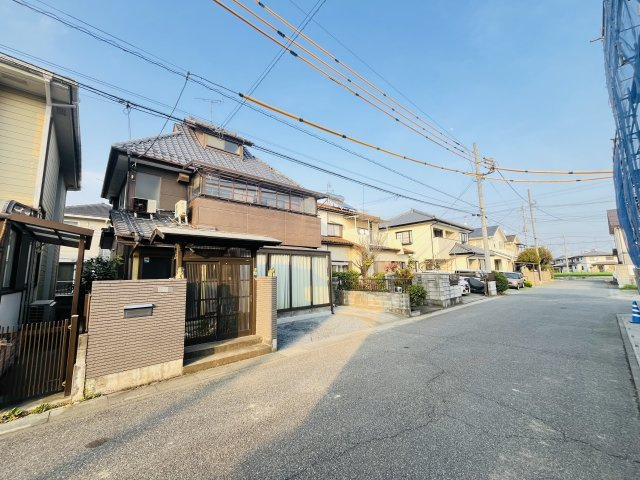 【前面道路含む現地写真】 | 熊谷市玉井　中古戸建 | 前面道路広々