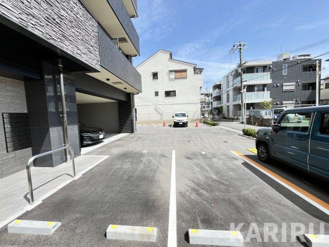 アドバンス北大阪ロワンの駐車場